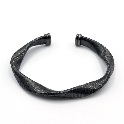 Noir & Lumière Luna Twist Cuff